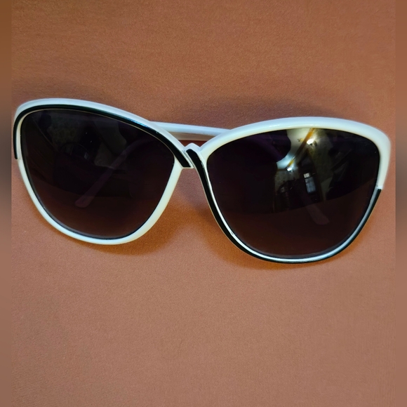 Quay Australia Black and White Sunglasses - Picture 2 of 3
